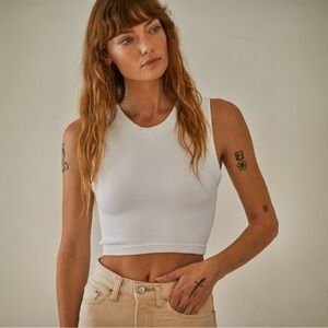 Elegant White Seamless Ribbed Round Neck Sleeveless Crop Top